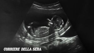 Napoli, il padre della bimba nata da un embrione sbagliato: «La amiamo ma ci mettiamo nei panni dei genitori biologici»