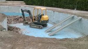 Si fanno costruire una piscina abusiva e poi non pagano: l’impresa fa causa al Comune