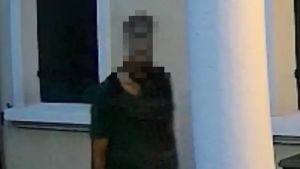 Ladro entra in giardino e ruba due paia di scarpe
