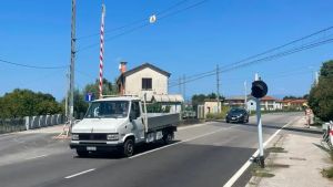 Auto travolge le sbarre, traffico in tilt a San Giustina in Colle