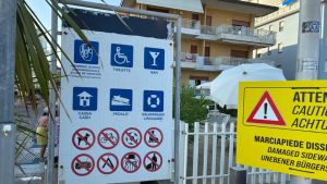 L’estate cafona di Jesolo, tra telefonate in vivavoce e tendopoli sulla spiaggia libera