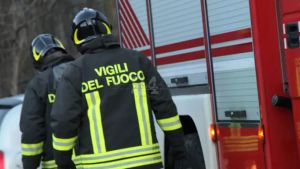 Investita da una fiammata mentre ricarica la stufa: grave un’anziana a Dogna