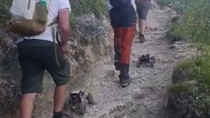 Turisti con le macchine telecomandate sul sentiero del Sorapiss: è scontro