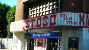 La piccola Broadway scomparsa: “Milano aveva 160 cinema, oggi ne sono rimasti poco più di venti. Sono un tesoro da difendere”