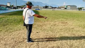 Erba dello stadio bruciata dal sole e dalla siccità: corsa per riseminare in tempo per le partite
