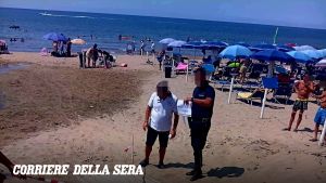 Mondragone, lastre di amianto in spiaggia a pochi metri dai bagnanti