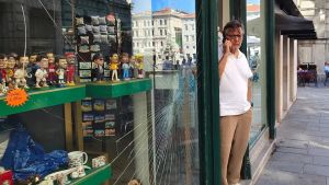 Trieste, danneggiata la vetrina del tabacchino in Capo di Piazza Bartoli