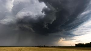 Meteo in Toscana, il saluto violento dell’estate: giù le temperature, temporali e fenomeni estremi – La previsione