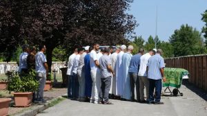L’addio al piccolo di 3 anni travolto dall’auto tra silenzio e dolore