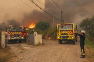 Incendies : plus de 1 000 hectares parcourus dans les Landes, le préfet assure que « le feu est freiné »