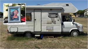 L’omicidio di Nicola Musiani, il camper devastato dal gruppo. I residenti: “Qui abbiamo tutti paura”
