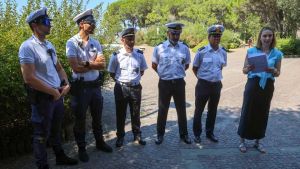 Una donna cade e si ferisce a Barcola, una catena umana la trasporta fino all’ambulanza