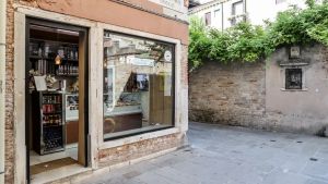 Tenta la spaccata alla gelateria ai Frari, fermato dal fumogeno antifurto