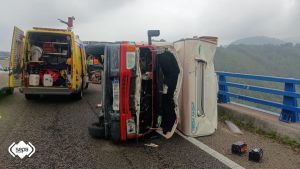 Vuelca una autocaravana en plena Autovía del Cantábrico a la altura de Canero, en Valdés