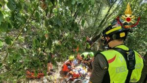 Si infortuna lungo il sentiero per la Costa dei Barbari: difficile soccorso dei vigili del fuoco