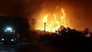 Un gigantesco incendio avvolge Almissa in Croazia, sette persone a rischio vita