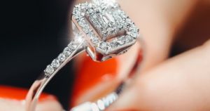 Siamo sempre meno romantici: i diamanti non si vendono più