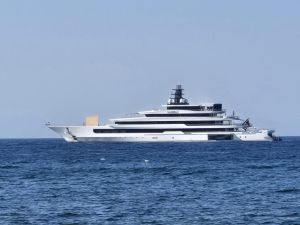 Ischia, arriva il megayacht di 111 metri del multimiliardario Arthur Blank