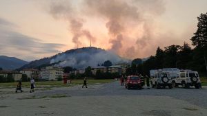 Como, l’incendio sul Monte Goj è ridimensionato: ma canadair ed elicotteri continuano a lavorare