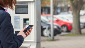 Parcheggio pagato 3 minuti dopo, ma scatta la multa. La protesta di Elena: “Trattenere i 3,05 euro è un indebito arricchimento”