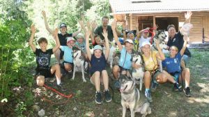 Kinder und Huskys ergeben aktive Teams