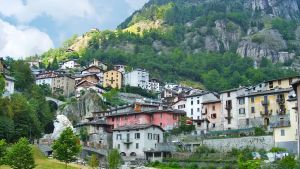 Branzi, cadono massi dalla montagna: sgomberate 17 abitazioni