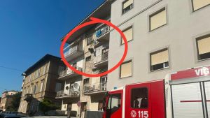 Livorno, si sfonda il balcone e precipita nel vuoto: gravissima una donna