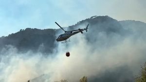 Fiamme sul monte Amariana e fumo nelle valli: 450 ettari colpiti, la Regione stanzia 1,7 milioni di euro