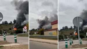 Incendio en un poblado chabolista de Luanco: arde una vivienda de La Paxarada