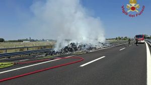 A fuoco il carico di un camion sulla A31: chiuso un tratto della Valdastico