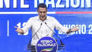 Il piano di Vannacci per superare a destra Meloni