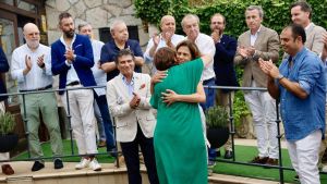 La peña Cocheras rinde homenaje en Gijón a la Marquesa de la Vega de Anzo, una madrina 