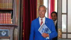 Farage batte Binface. La corona è al suo posto, ma la festa dura poco