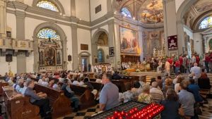 L’abbraccio a monsignor Del Zotto: «Ariviodisi fra le braccia del Padre»