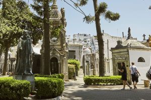 Tender to install a gift shop at a Recoleta Cemetery vault sparks rejection