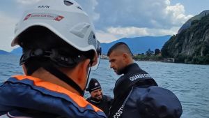 La tragedia di Jeirom: si tuffa nel lago che lo inghiotte davanti agli occhi della fidanzata. Possibile choc termico