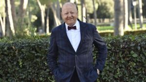 Forte dei Marmi, Massimo Boldi cade e batte la testa sul marciapiede: ricoverato in ospedale