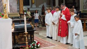 Caldo e siccità, l’antica preghiera per far tornare la pioggia: “Sant’Ireneo, pensaci tu”