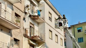 Roberta, morta nel crollo del balcone di casa: un boato improvviso, scattano le indagini
