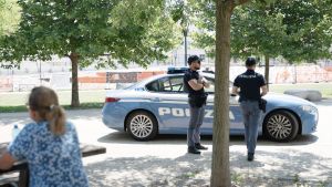 Brescia, prende a pugni madre e figlia perché urlano al telefono sul bus