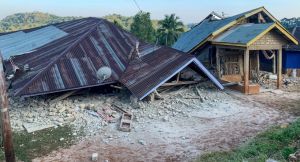 Al menos dos muertos por terremoto de magnitud 7,7 en Indonesia