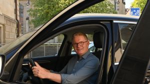 Von Georg Gänswein angefahren: Pfarrer Bernd Walter und sein Opel Ascona