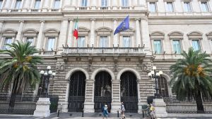 L’assurda fissazione italiana sugli extraprofitti delle banche