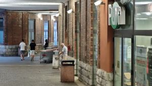 Ritorna l'incubo delle baby gang a Roiano: denunciato al pomeriggio, torna subito a minacciare i dipendenti