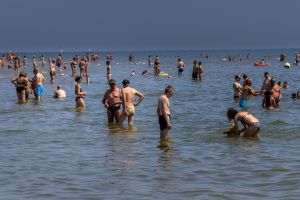 Lidi di Comacchio, l’acqua del mare è caldissima: «4°C in più del normale»