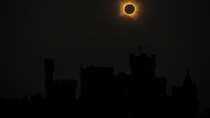 El eclipse y el nieto