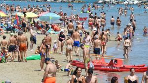 Caldo, ansia e Hormuz. Adesso l’estate presenta il conto