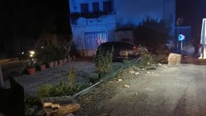 Villotta di Chions, perde il controllo dell'auto e finisce nel giardino di un'abitazione: conducente ubriaco ma illeso