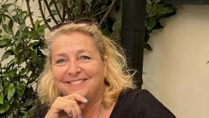 L’assessora si tuffa e salva un uomo e il figlio che rischiavano di annegare: “Li ho portati a riva”
