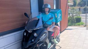 Da orafo a rider, la nuova vita (a 60 anni) di Marco: “Quattro euro a consegna ma sono felice. La più bizzarra? Un tubetto di maionese alle 2 di notte”